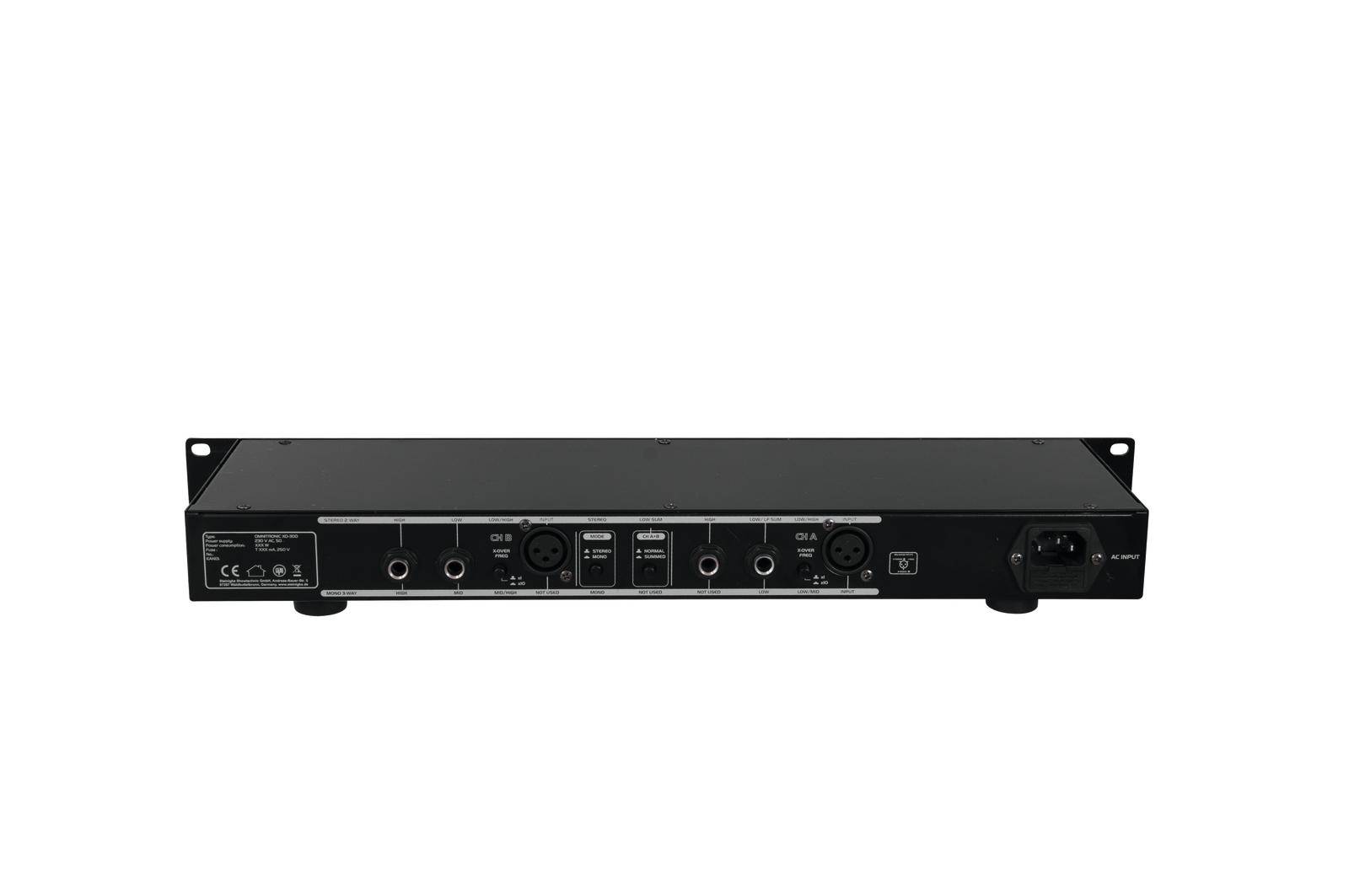 Zadní strana audio rozhraní s různými konektory: XLR, MIDI, USB, síťový konektor a audio výstupy.