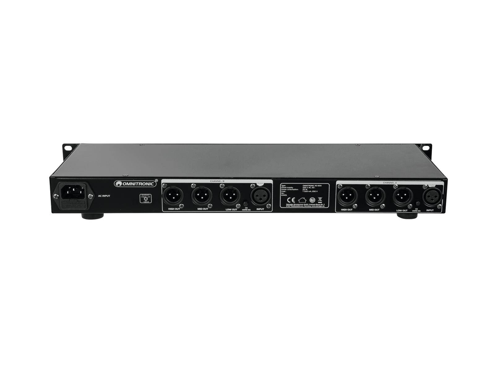 Rack pro Audio zařízení s několika XLR a napájecími konektory na kovovém zadním panelu, vhodný pro připojení audiovybavení.
