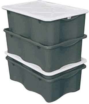 Tři vzájemně stohovatelné plastové boxy se zavíratelnými víky, ideální pro ukládání věcí. Boxy jsou šedé s bílými víky.
