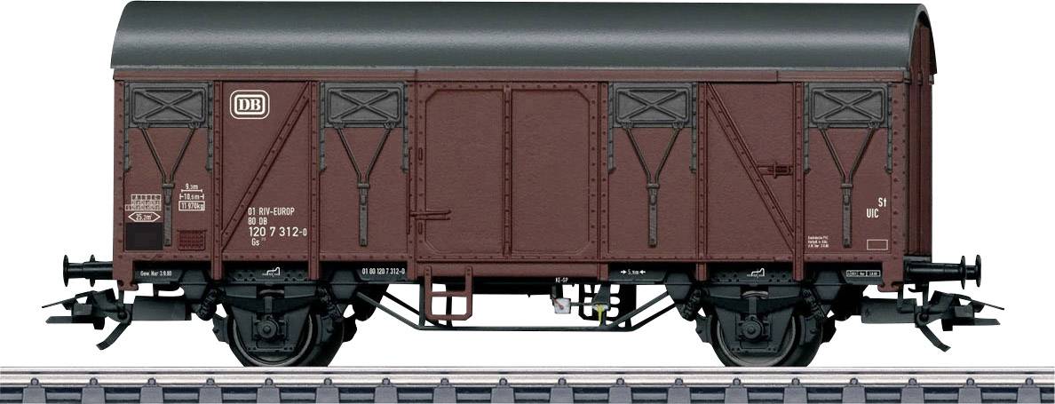 Hnědý nákladní vůz Deutsche Bahn na železničních kolejích.