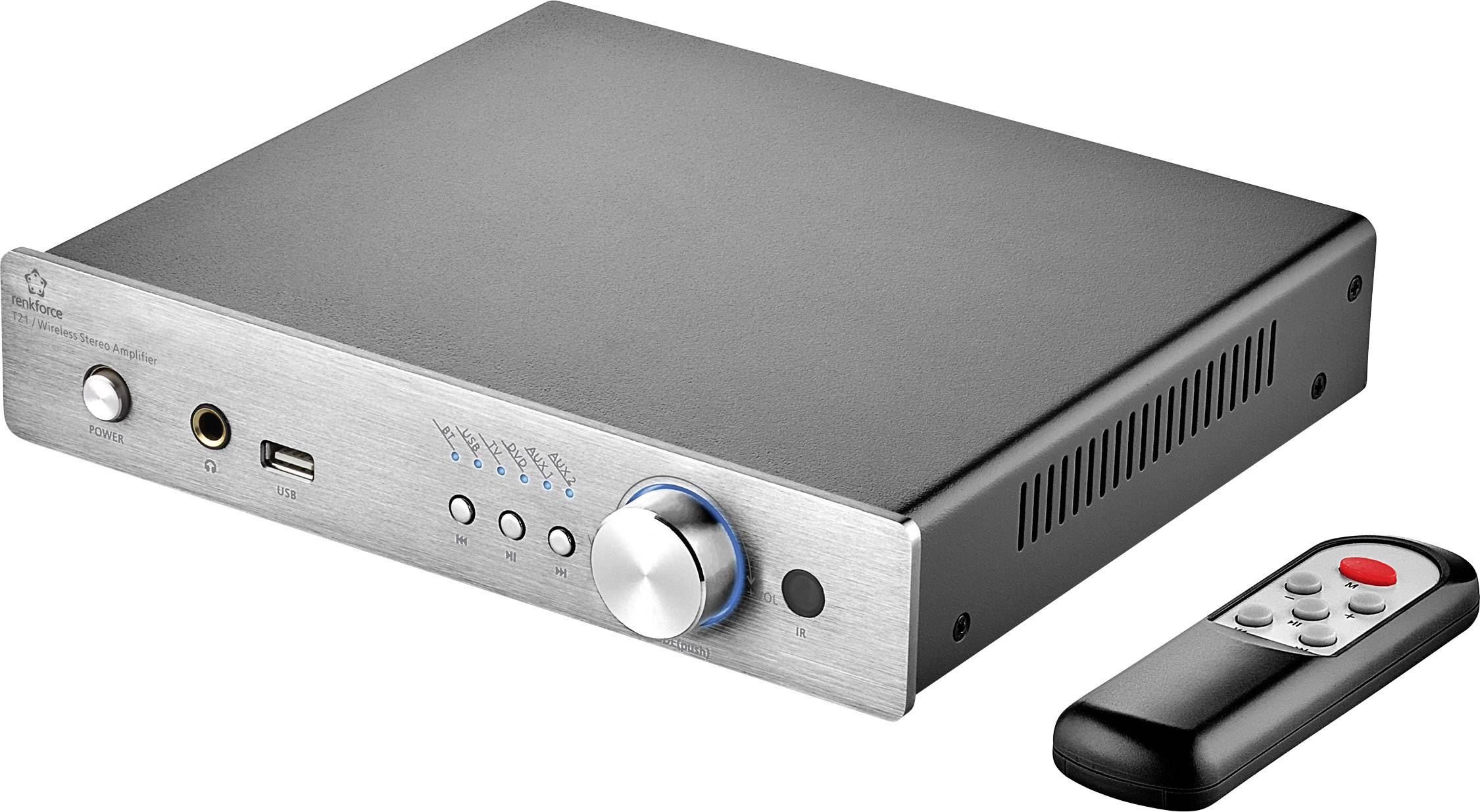 Stříbrný audiovzesilovač s několika přepínači a velkým otočným knoflíkem, vedle černálného dálkového ovladače s červeným tlačítkem.