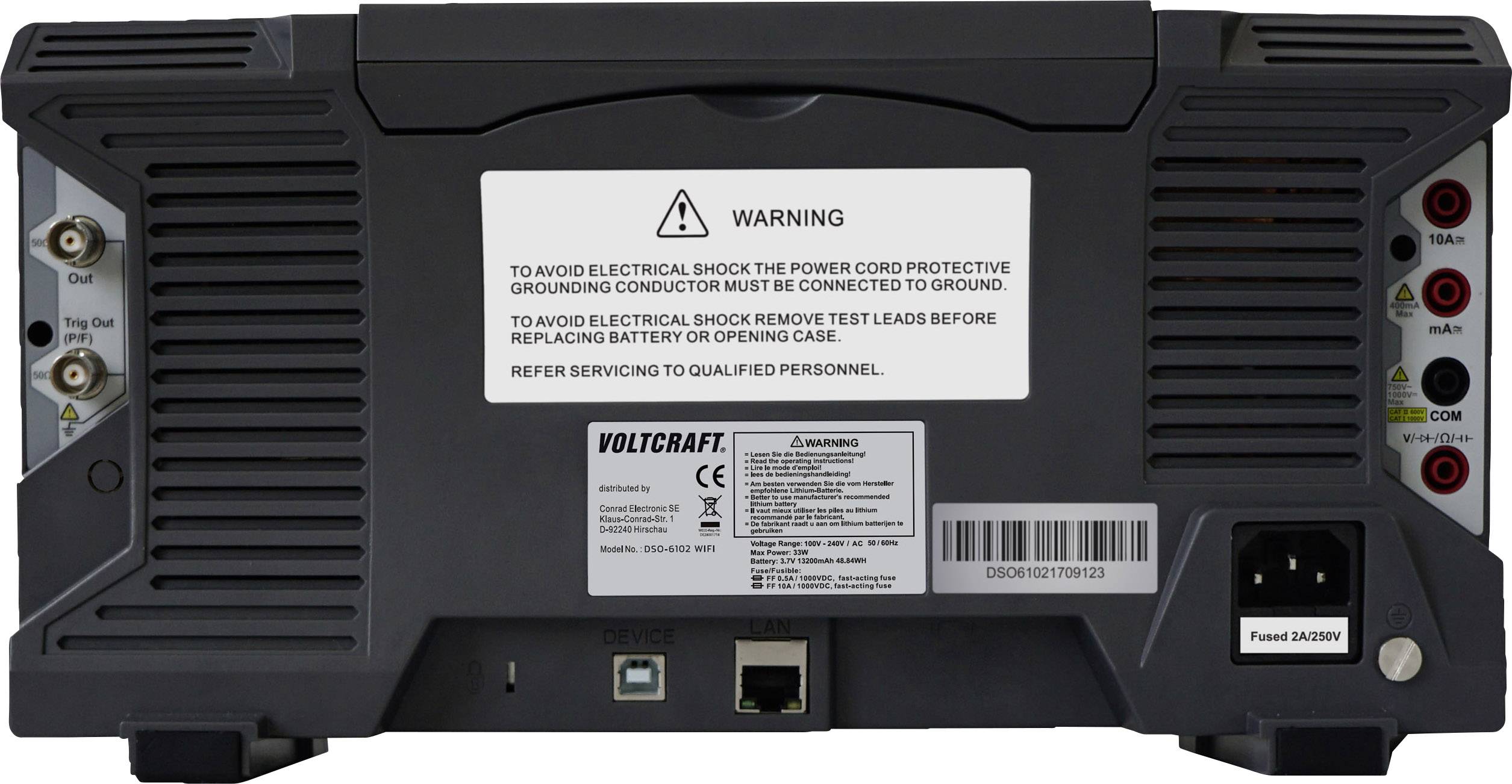 Pohled zezadu na elektronické zařízení s několika konektory. Výstražná poznámka o elektrické bezpečnosti a servisu.