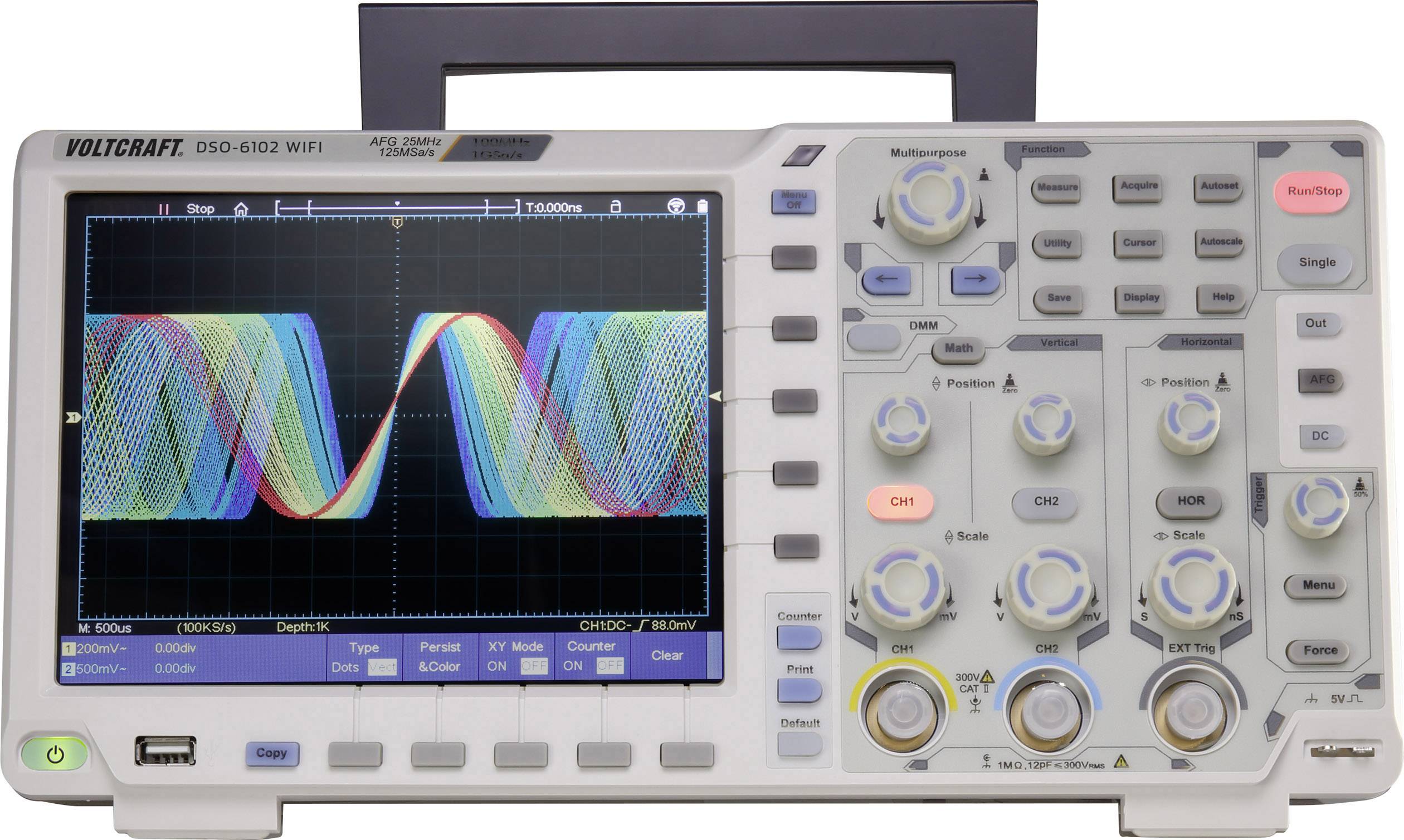 Osciloskop zobrazuje několik překrývajících se barevných průběhů na obrazovce. Jedná se o elektronický měřicí přístroj s otočnými knoflíky a tlačítky.