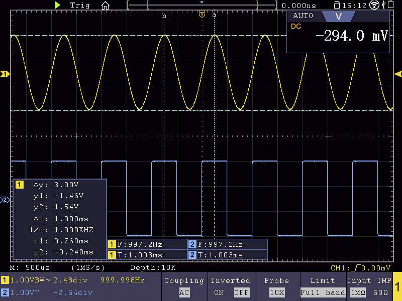 Obraz z osciloskopu zobrazuje dva průběhy signálů: žlutou sinusovou vlnu (997,2 Hz) a modrou čtvercovou vlnu (997,2 Hz). Dva napěťové rozdíly.