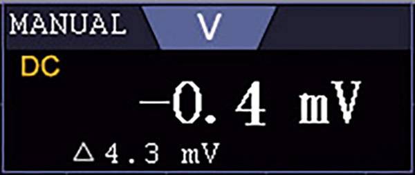 Zobrazení na obrazovce: Vlevo nahoře 'MANUÁL', vedle modré pole s 'V'. Vlevo dole 'DC', napravo od toho '-0,4 mV'. Níže malé 'Δ 4,3 mV'.
