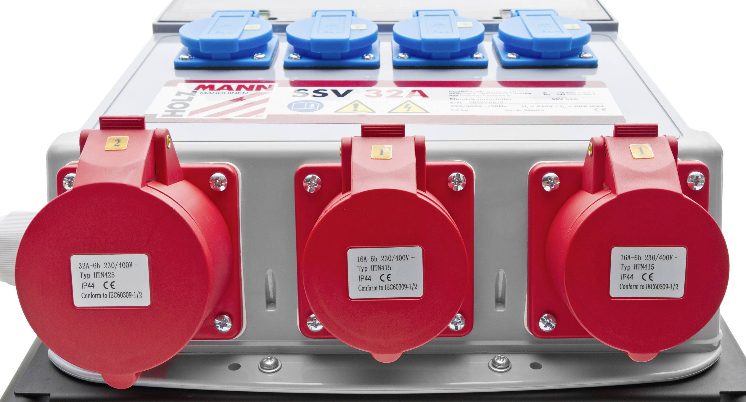 Průmyslový rozvaděč elektrické energie se třemi červenými a čtyřmi modrými zásuvkami, vhodný pro 230 V a 400 V, s označením CE.