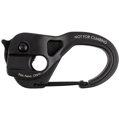 Černý karabinový háček s nápisem 'NOT FOR CLIMBING'. Upozornění, že není vhodný pro lezecké účely.