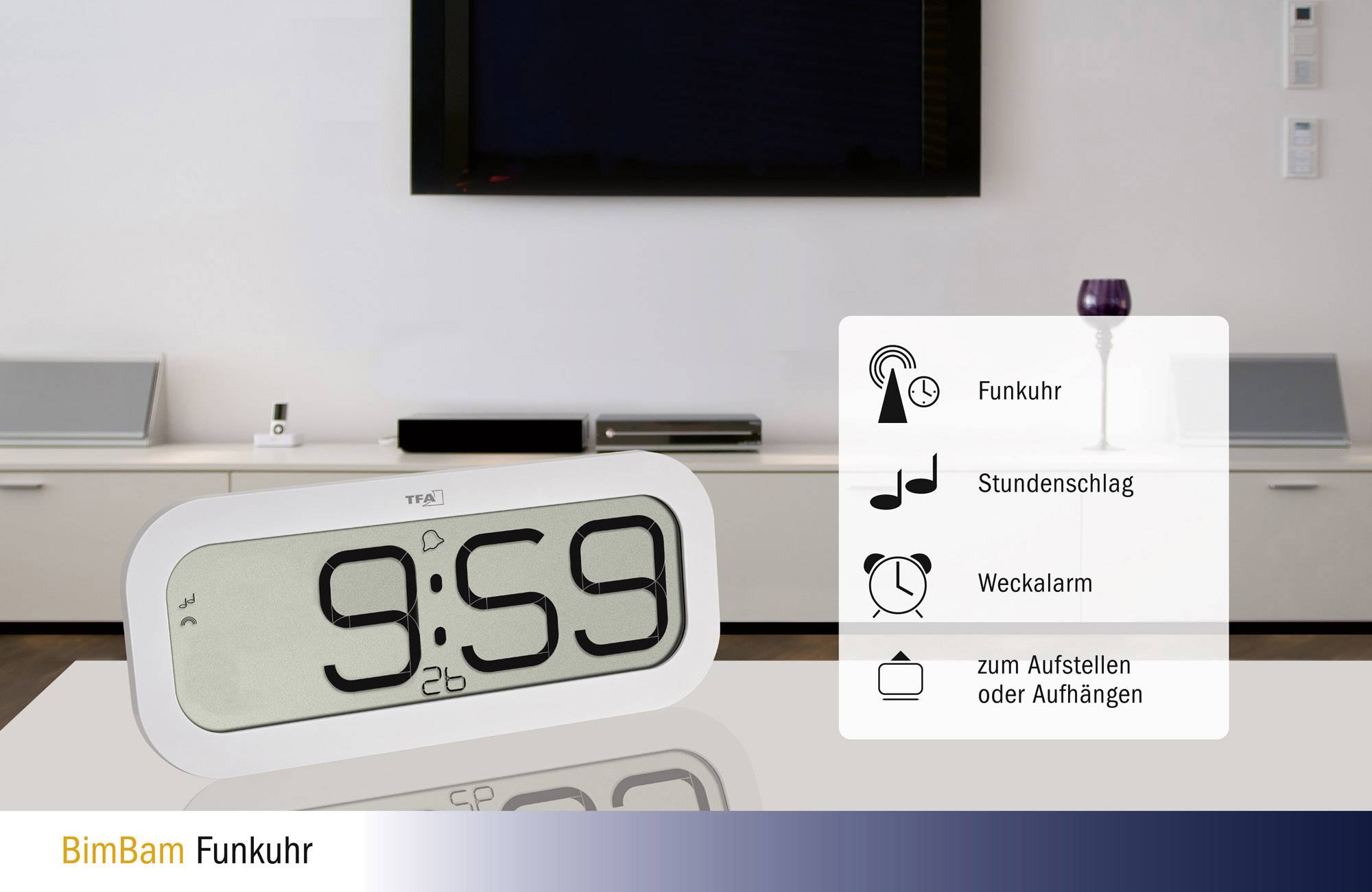 Digitální hodiny v obývacím pokoji, ukazují 9:59. Funkce: rádiem řízené hodiny, hodinový úder, budík, možnost postavení nebo zavěšení. Značka: BimBam.