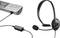 Headset je připojen k telefonu. Zobrazuje mikrofon a sluchátka propojená kabelem s mobilním zařízením.