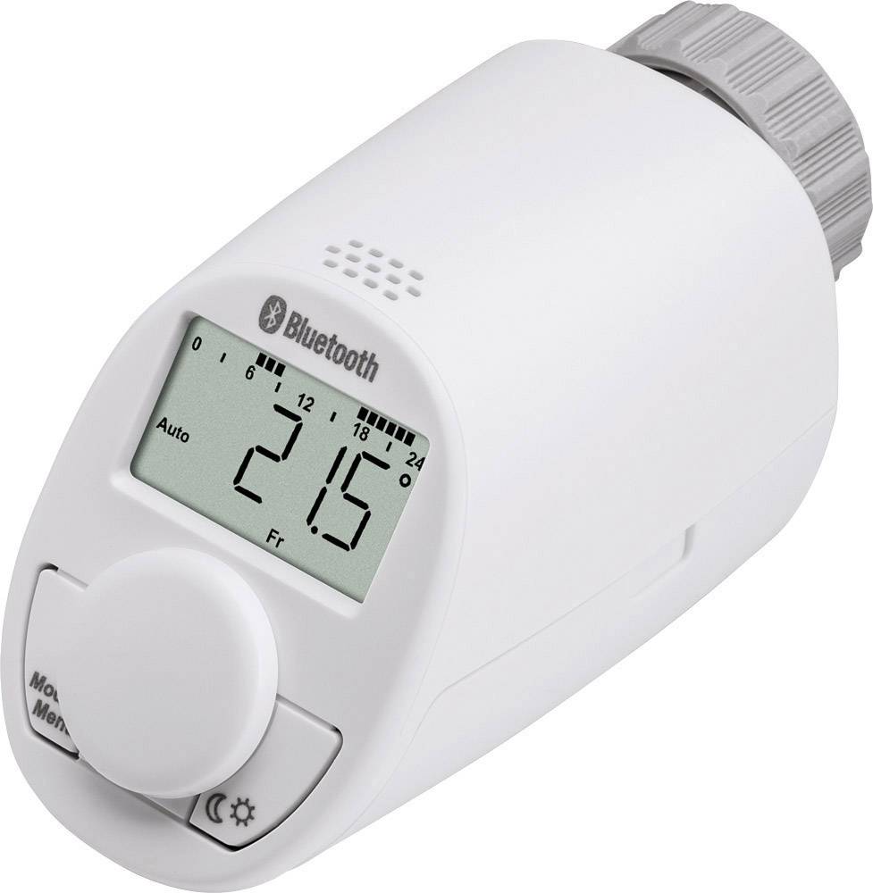 Elektronický termostat radiátoru s displejem zobrazuje teplotu 21,5°C a symbol Bluetooth.