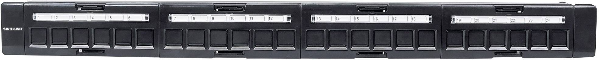 Černý patch panel s několika volnými porty, vhodný pro síťová připojení. Nahoře jsou viditelné štítkovatelné pásky.