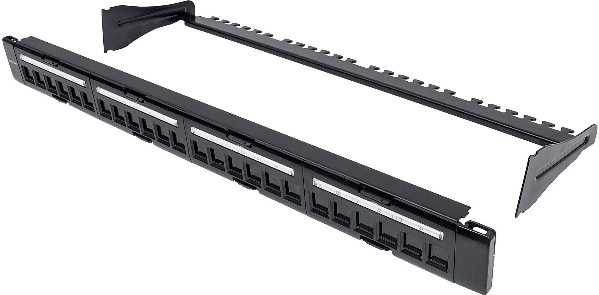 Černý patch panel s několika připojovacími porty a držáky pro správu kabeláže.