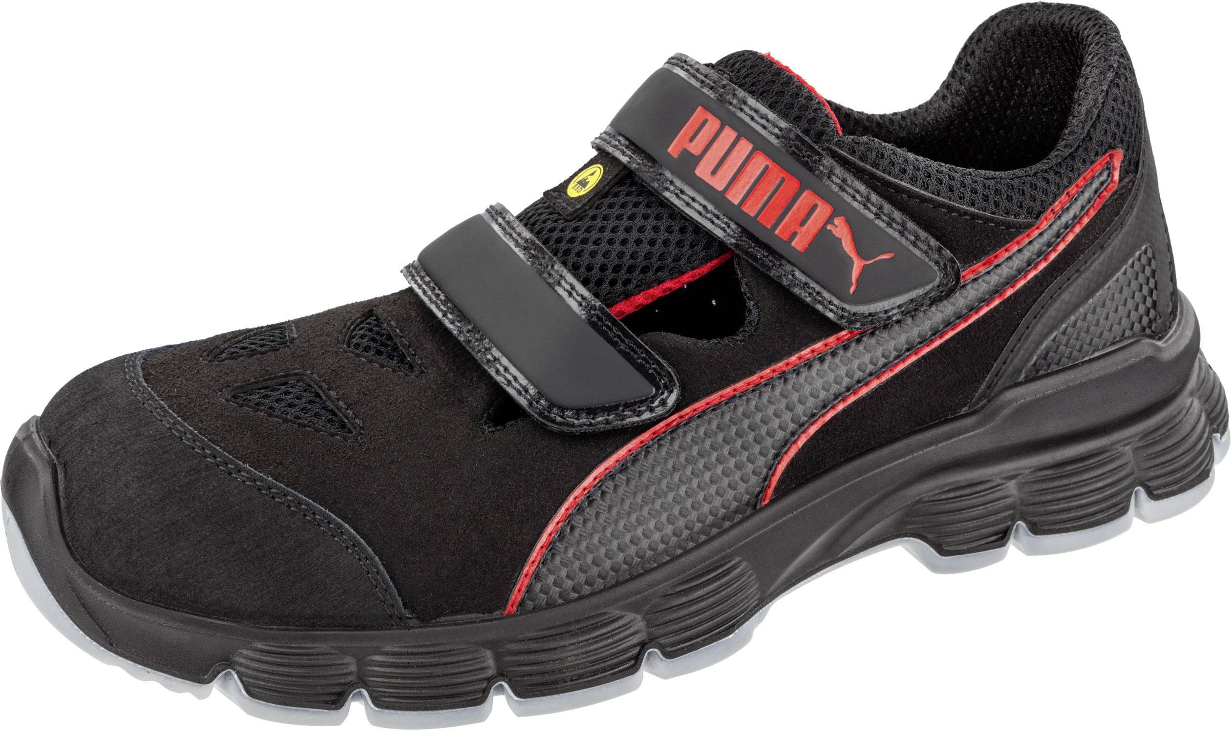 Černá sportovní bota s červenými akcenty a suchým zipem od výrobce 'Puma', ukazuje design a materiály boty.