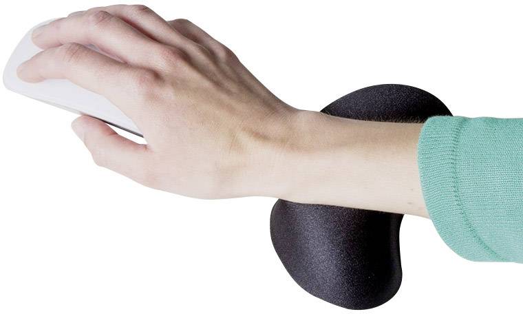 Ruka v zeleném rukávu používá myš na černém ergonomickém zápěstním podložce.