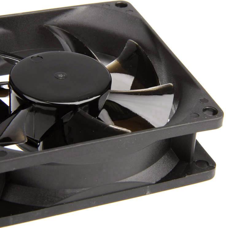 Černý počítačový ventilátor s několika rotačními listy. Je čtvercový, vyrobený z plastu a slouží k chlazení elektronických zařízení.