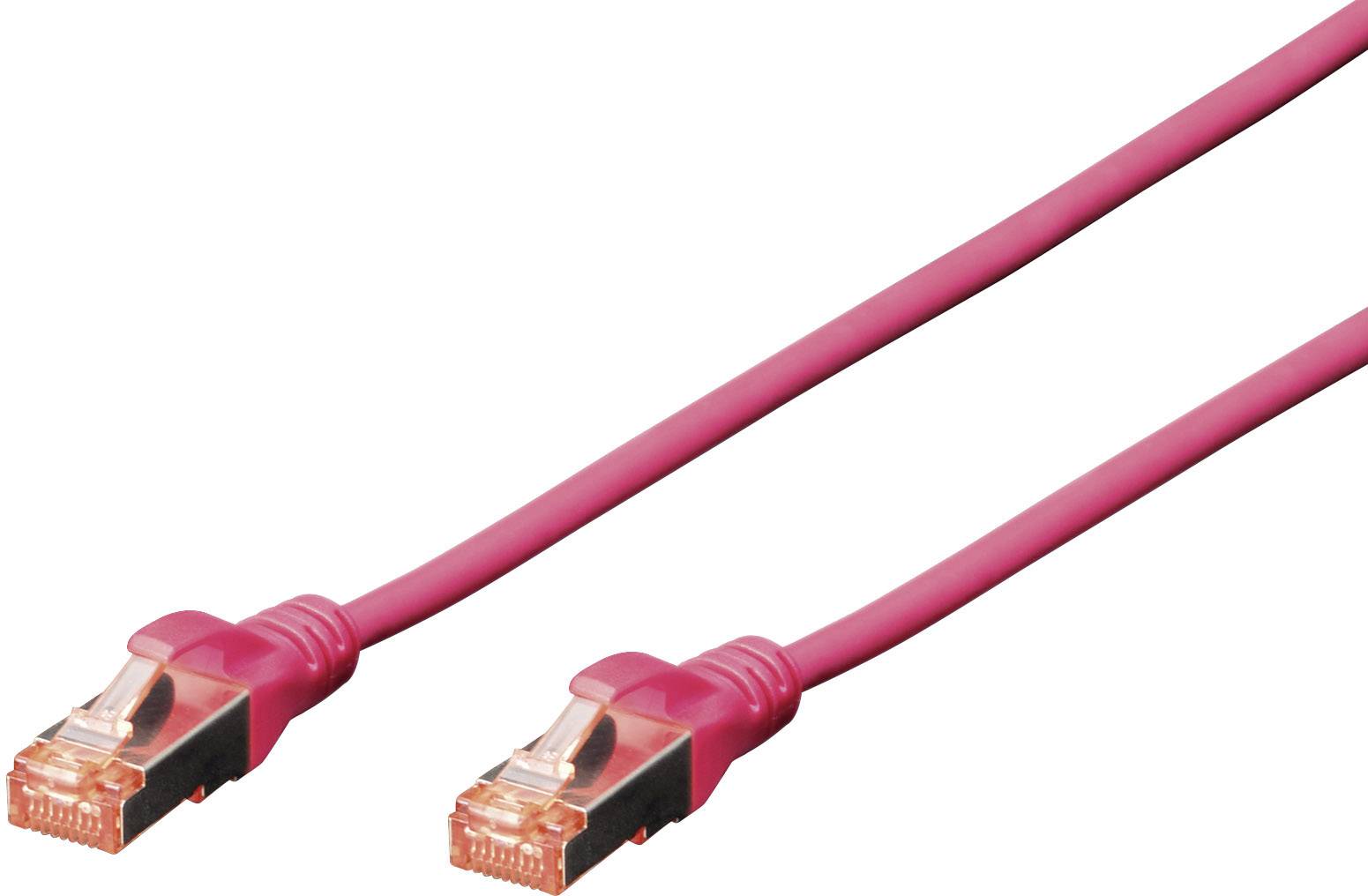 Dvě červené ethernetové kabely s konektory RJ45, které směřují v opačných směrech, na bílém pozadí.