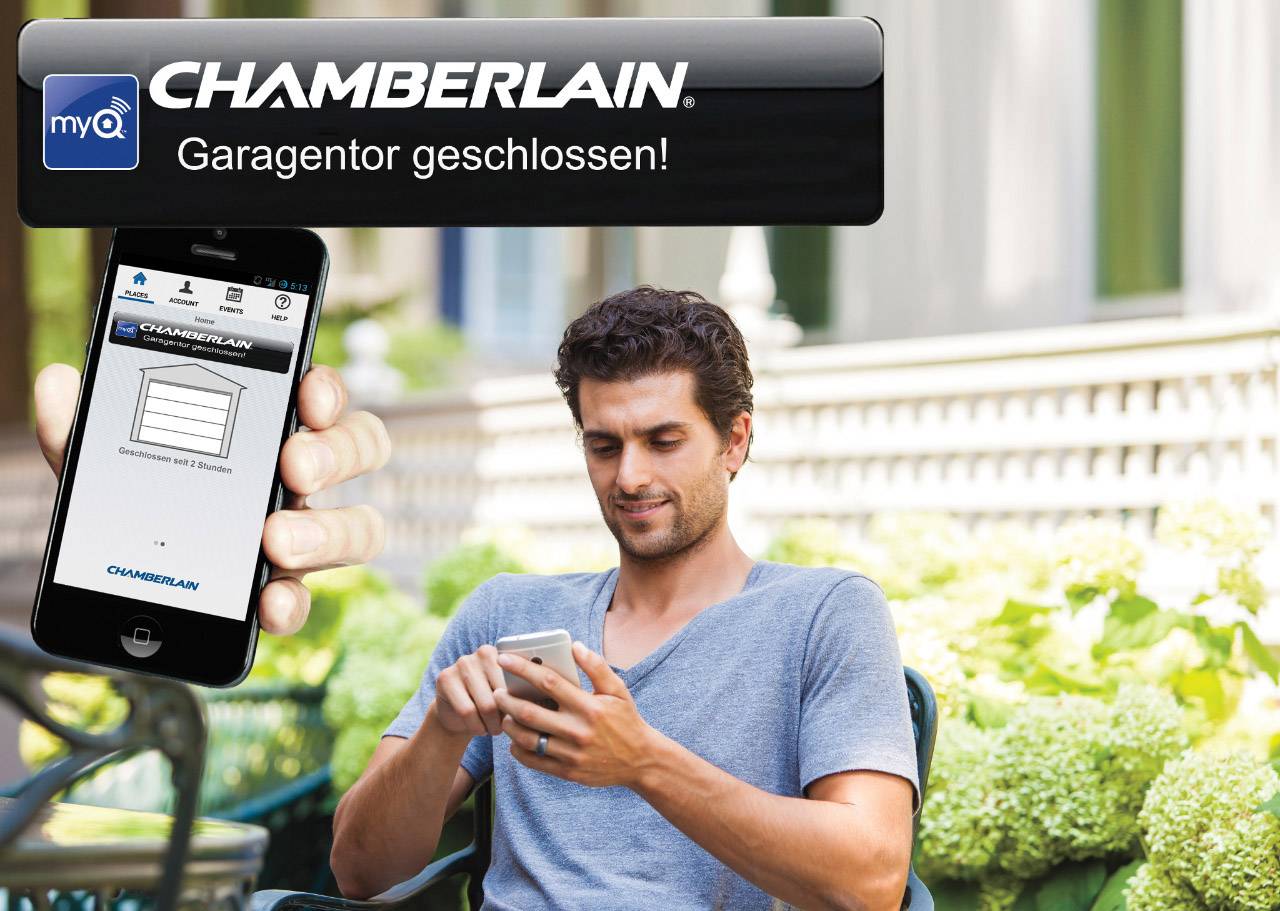 Muž sedí v zahradě a dívá se na svůj smartphone. Widget na displeji telefonu zobrazuje: 'CHAMBERLAIN: Garážová vrata jsou zavřena!'