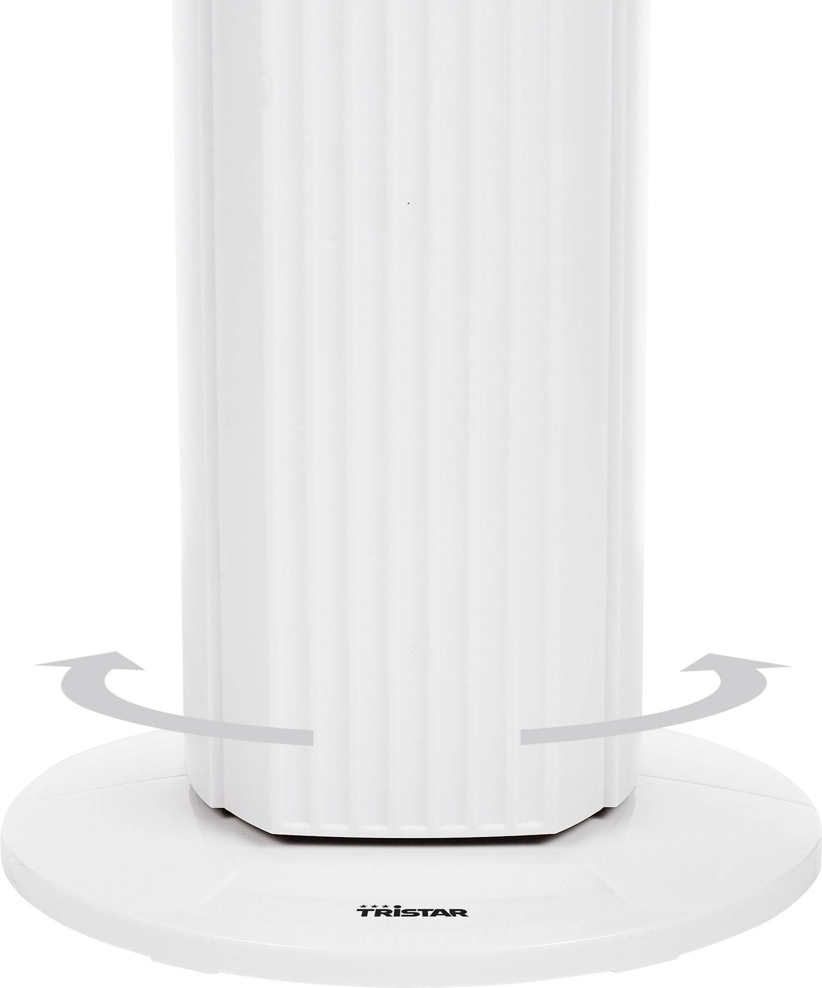 Bílý stojanový ventilátor na kulatém podstavci s oscilačním pohybem, znázorněný šipkami na základně.