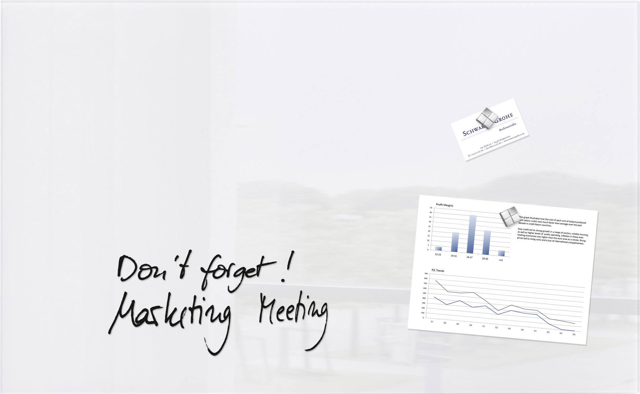 Na whiteboard je napsáno 'Nezapomeň! Marketingové setkání'. Vedle jsou připnutá vizitka a diagram s grafy a čárami.