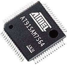 Mikroprocesorový čip Atmel, model AT91SAM7S64, zobrazuje piny a označení.