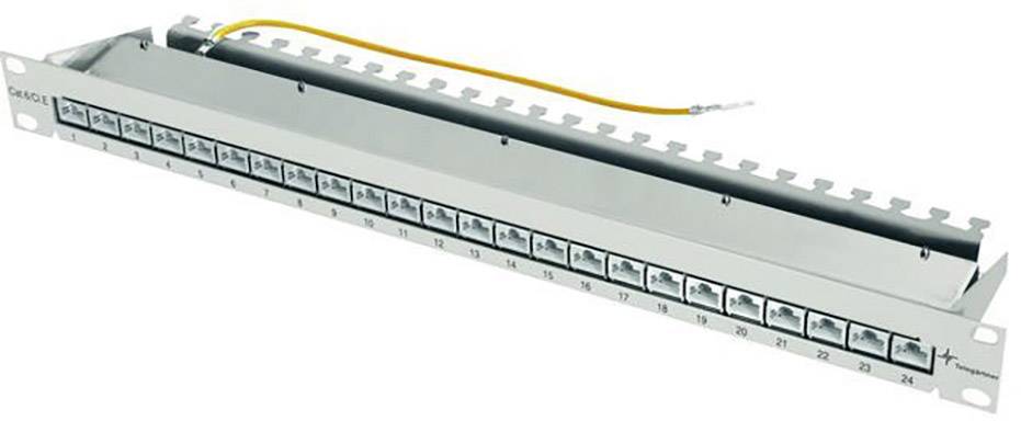 Patch panel se 24 ethernetovými porty, očíslovanými od 1 do 24. Nahoře jsou instalovány vodicí lišty a žlutý uzemňovací kabel.
