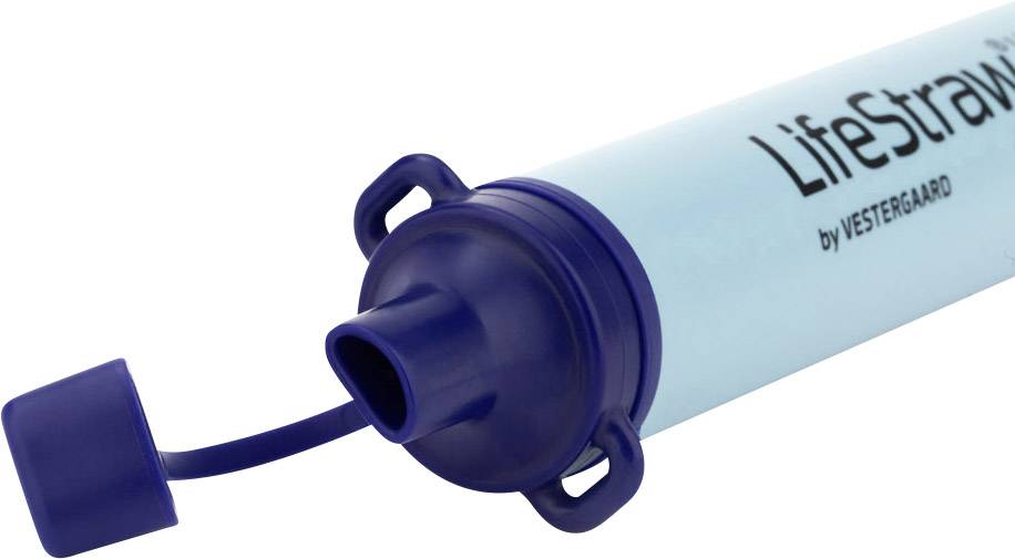 Vodní filtry na pití s modrou čepičkou, označené jako 'LifeStraw od Vestergaard', vhodné pro čištění vody při cestování.