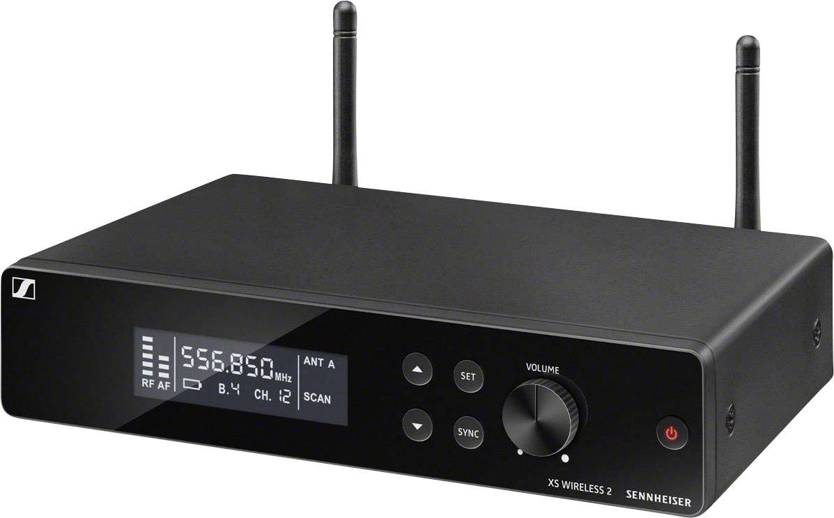 Černý bezdrátový audiopřijímač se dvěma anténami a digitálním displejem, zobrazující frekvenci 556,850. Ovládací prvky pro hlasitost a synchronizaci.