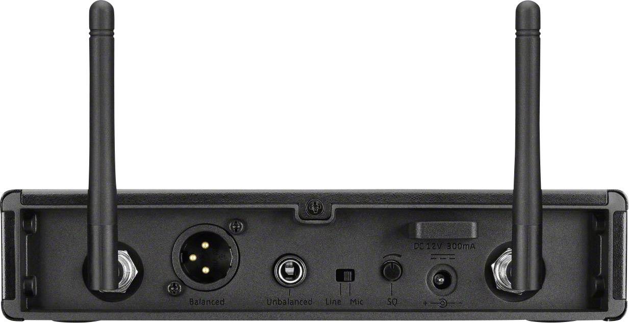 Zadní pohled na bezdrátový audio přijímač se dvěma anténami a různými audio výstupy, včetně XLR a 6,35 mm jacku.