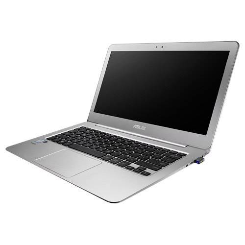 Stříbrný notebook z boku, s otevřeným víkem, černou klávesnicí a lesklým displejem.
