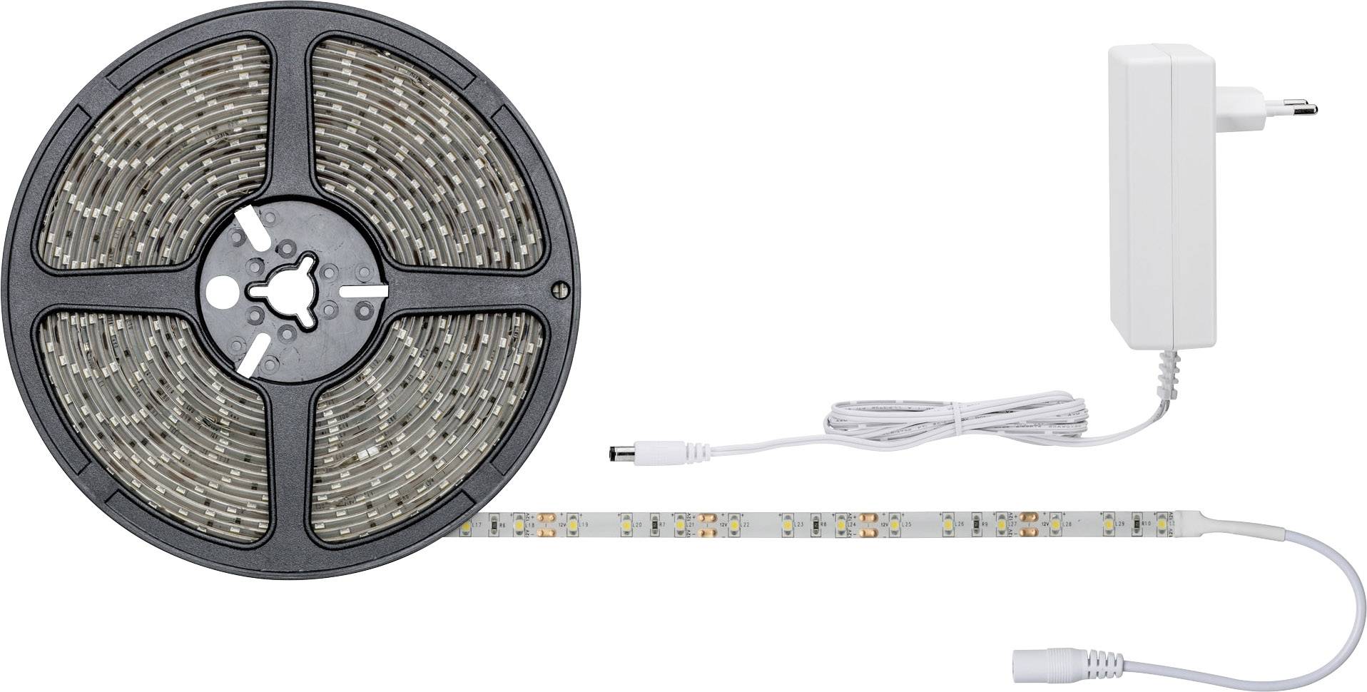 Navinutý LED pásek se síťovým adaptérem a odvinutým úsekem, vhodný pro dekorativní nebo funkční osvětlení.
