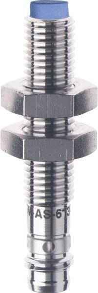 Válcový kovový senzor upevněný dvěma šestihrannými maticemi. Horní konec je zakončen modrou krytkou.