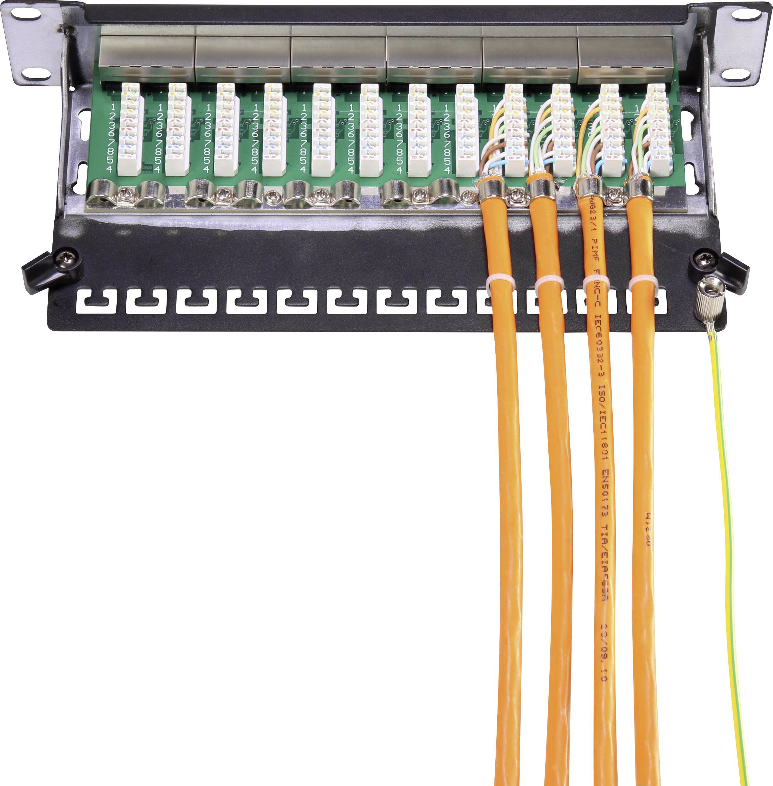 Patch panel s oranžovými kabely je připojen. Zobrazuje deset portových konektorů namontovaných na kovovém držáku.