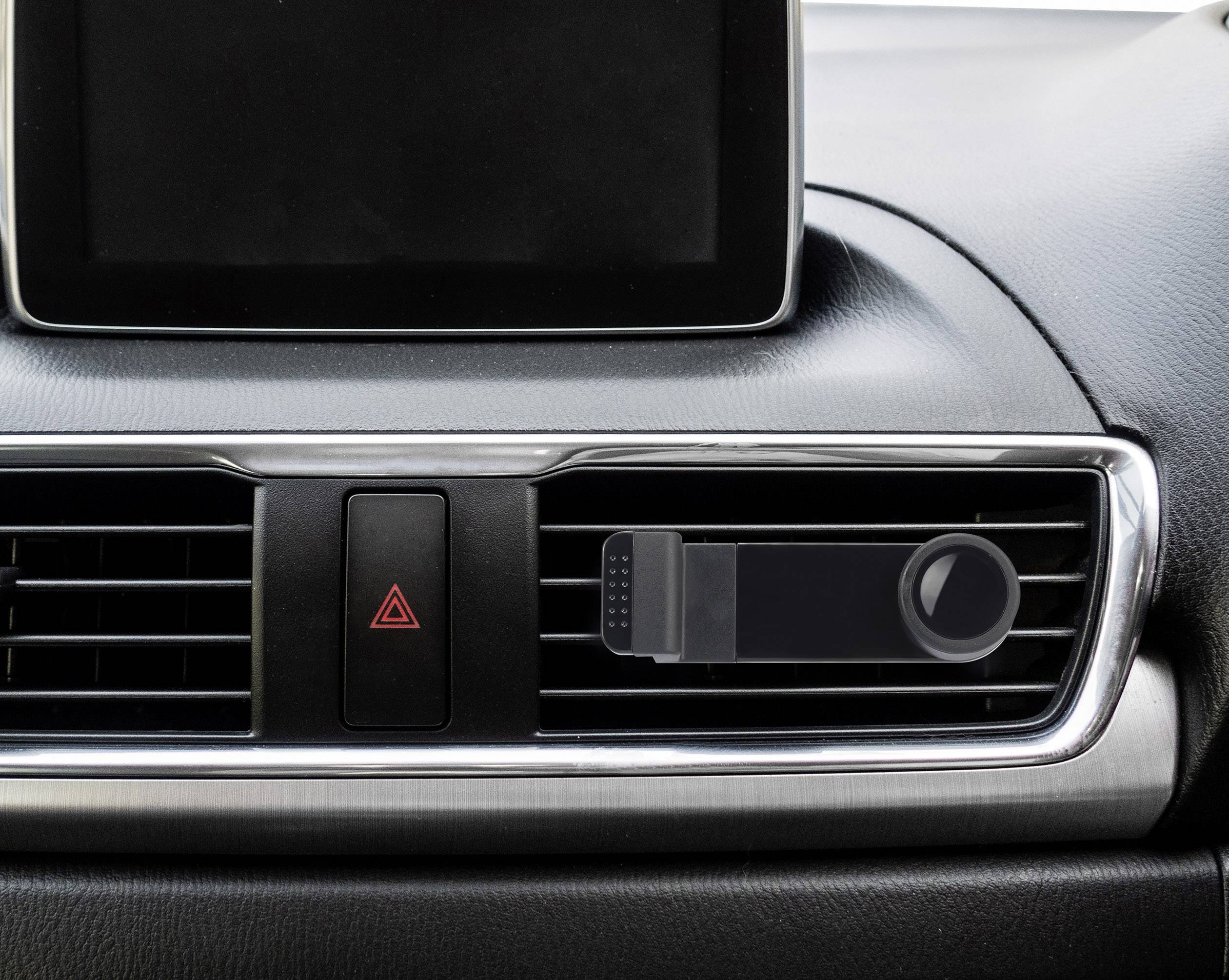 Palubní deska automobilu s obdélníkovým displejem nahoře; uprostřed je umístěn spínač výstražných světel.