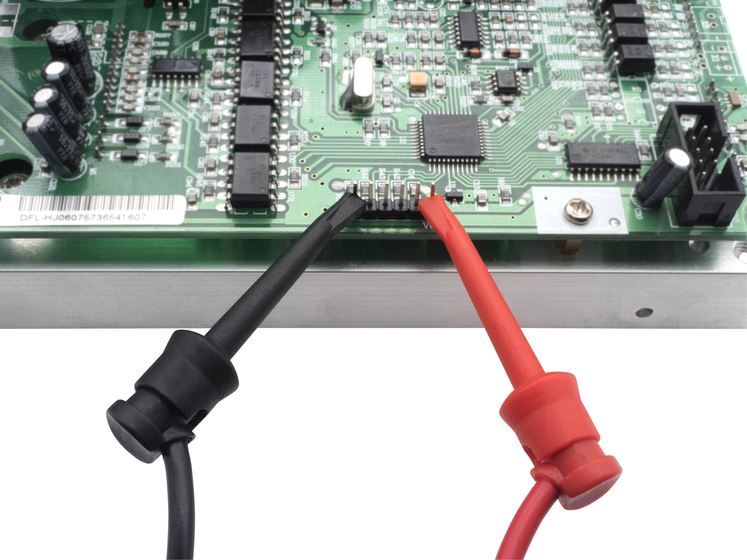 Elektrický obvod se dvěma připojenými měřicími hroty, jeden černý a jeden červený, určený pro měření elektrického napětí.