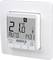 Elektronický termostat na stěně, ukazuje 21°C, režim 'AUTO', a čas 14:31. Tlačítka pro menu, plus, informace a OK.