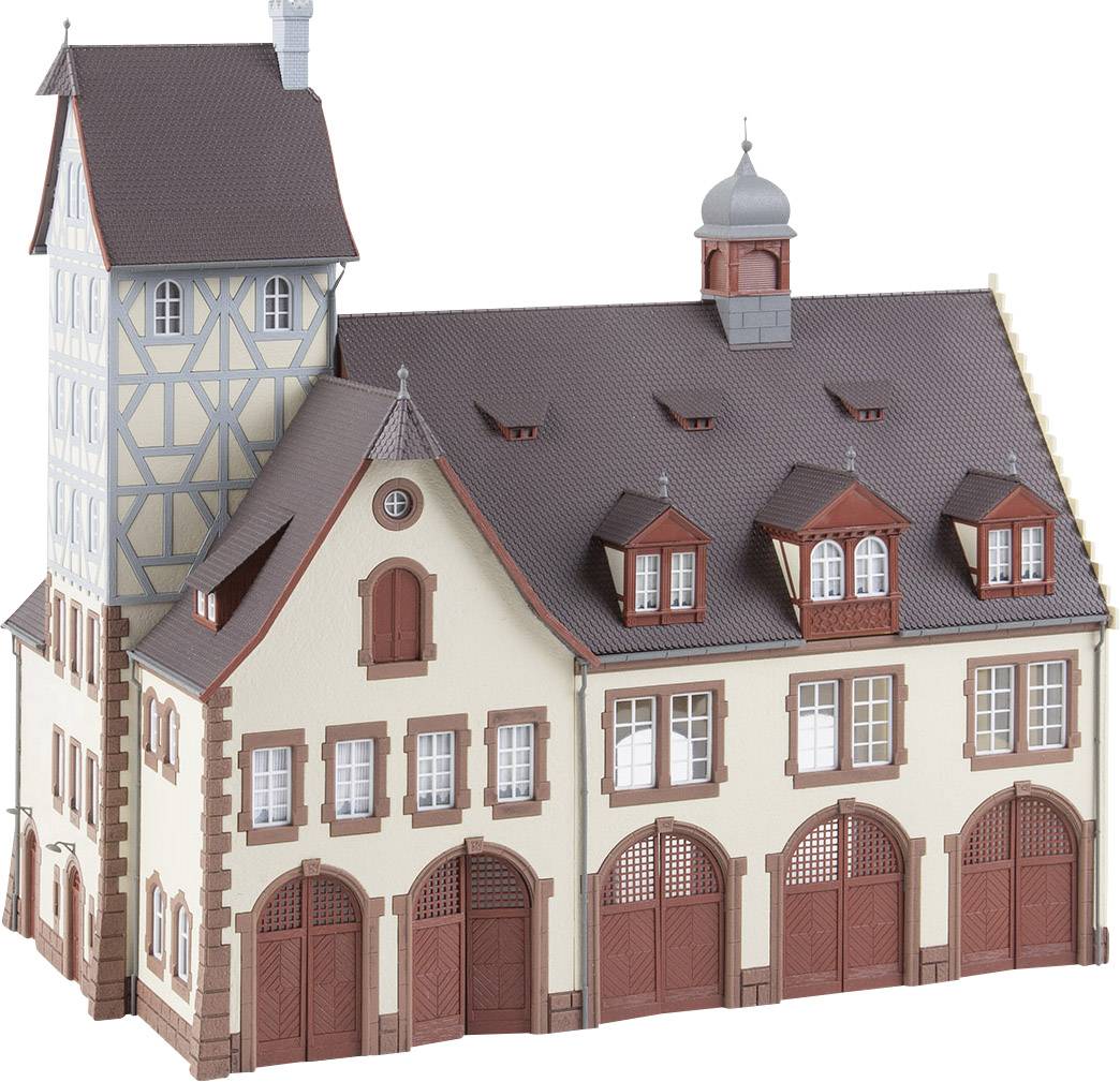 Model historické hrázděné budovy s červenou střechou a několika štíty ukazuje uměleckou architekturu a detailní zpracování.