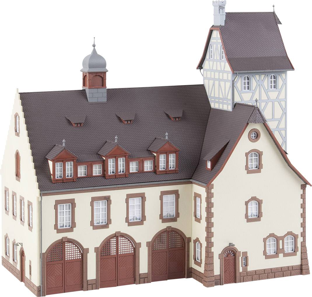 Detailní model historické dvoupatrové budovy s několika okny, červenými střechami a věží.