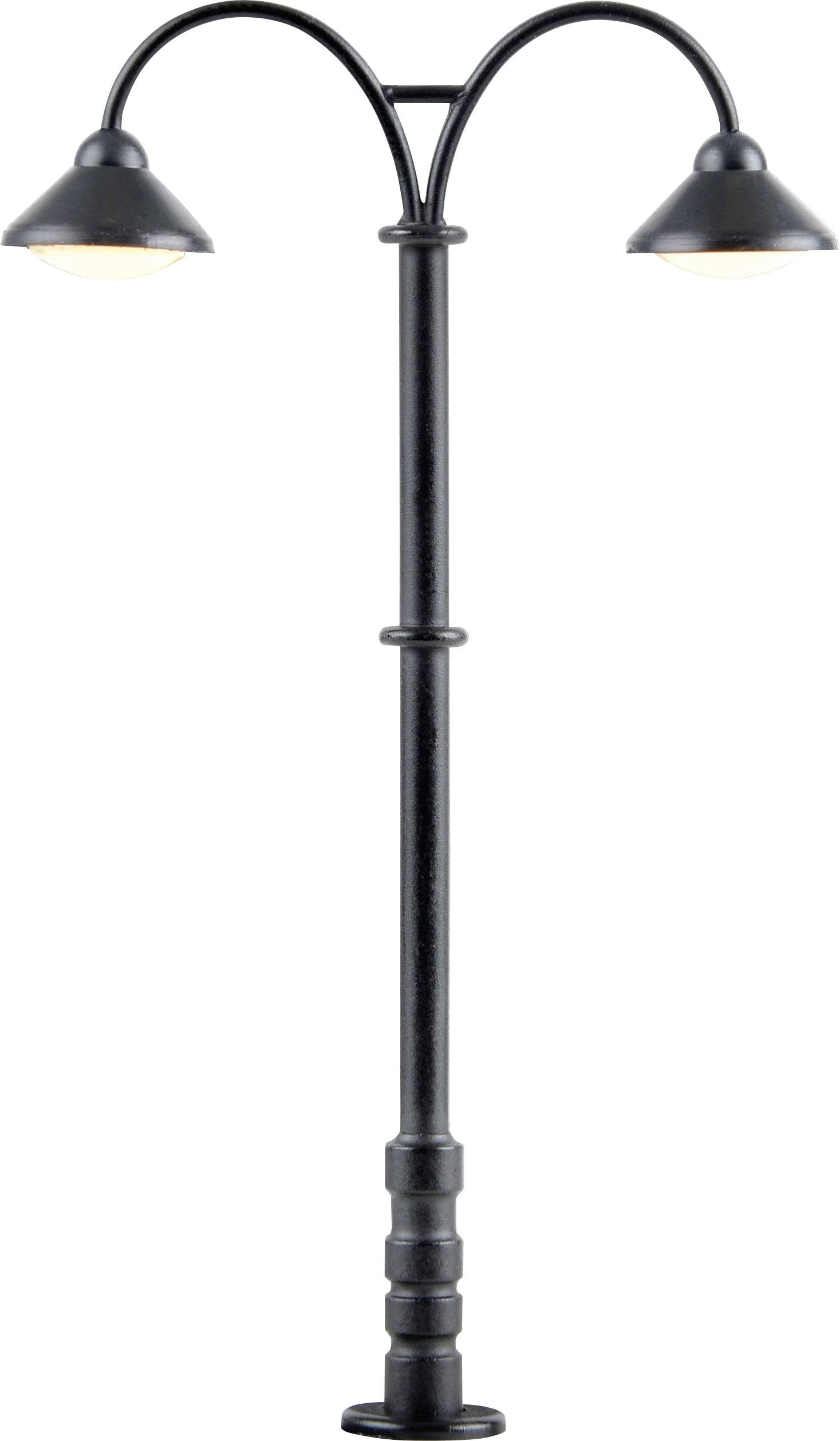Černá pouliční lampa se dvěma zakřivenými rameny a kulatými stínidly směřujícími dolů; osvětlení zapnuto.