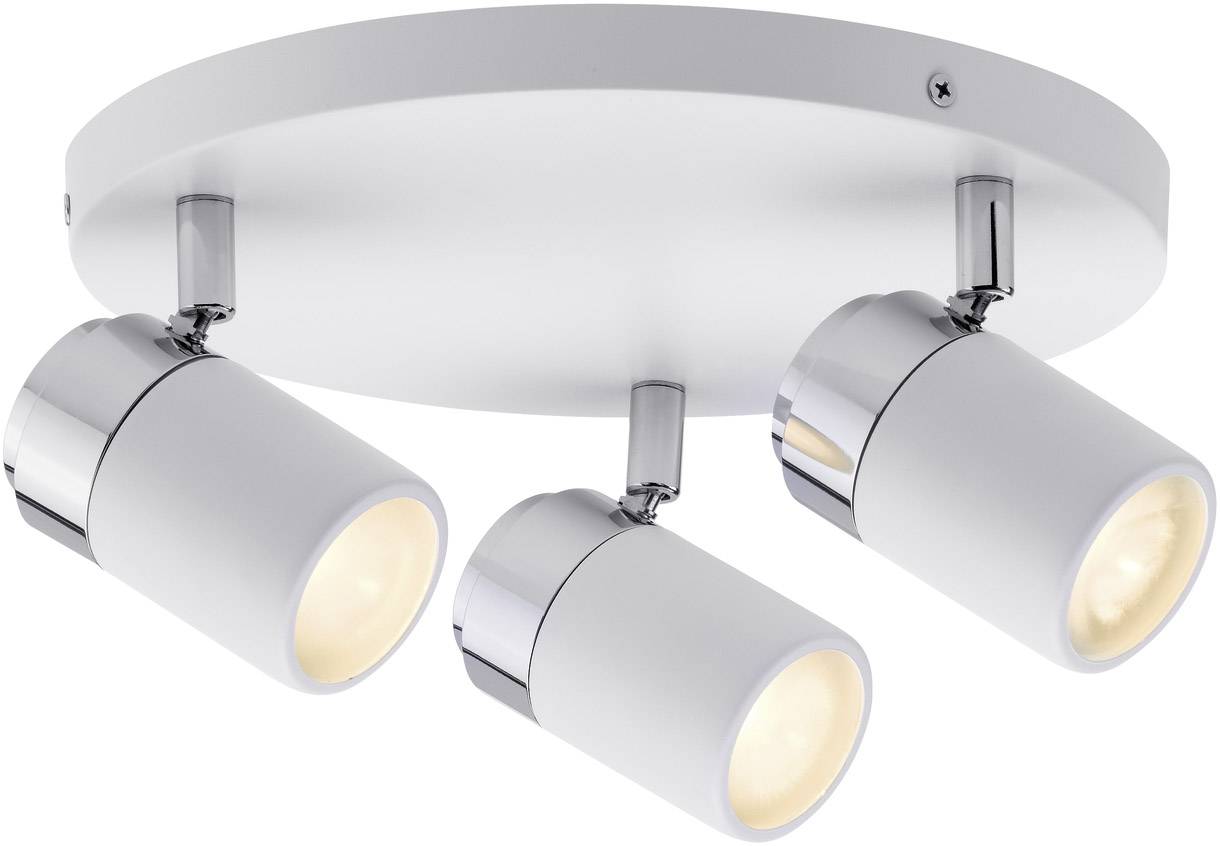 Trojitý stropní reflektor v moderním designu s bílými a chromovanými svítidly, která lze nastavit pro osvětlení různých oblastí.