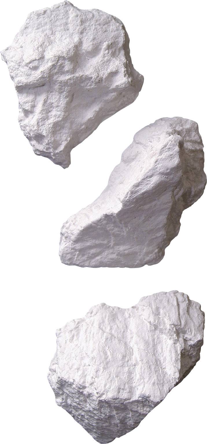 Tři bílé, hranaté kameny různých tvarů a velikostí jsou uspořádány na světlém pozadí.