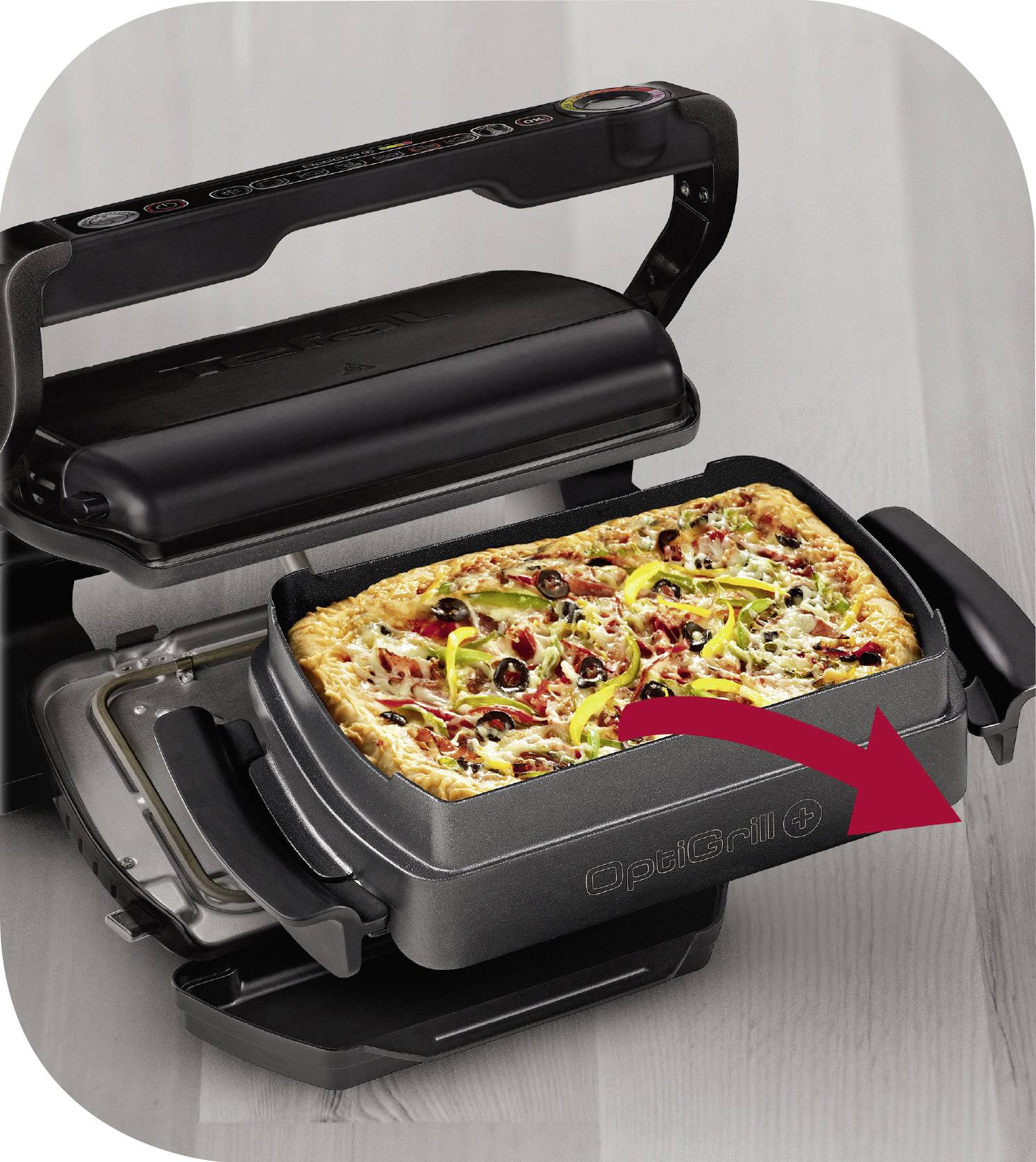 Elektrický gril s otevřeným víkem ukazuje pizzu uvnitř. Červený šipka ukazuje na pizzu.