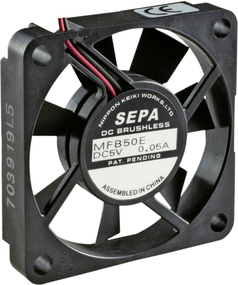 Malý černý ventilátor s kabely, na kterém je nápis 'SEPA DC Brushless, DC5V 0.05A, Vyrobeno v Číně'.