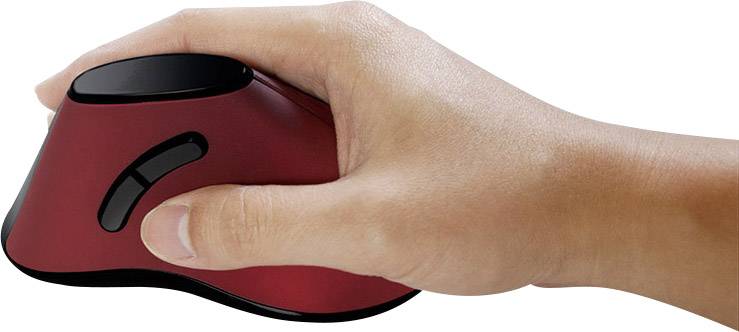 Ruka drží vertikální ergonomickou myš v černo-červené barvě. Vhodná pro snížení zátěže zápěstí při dlouhodobém používání počítače.