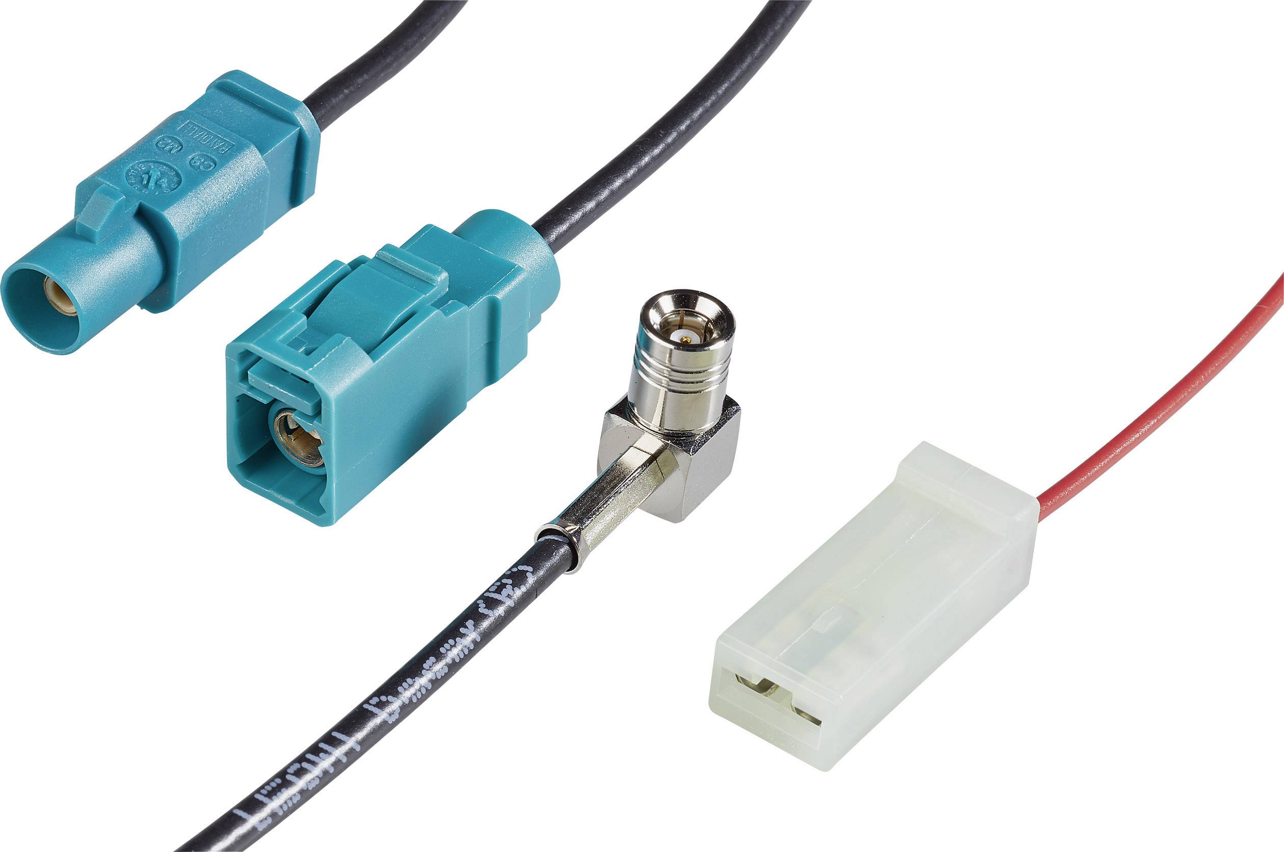 Několik konektorů a kabelů, včetně modrých a zelených zásuvek a červeného kabelu s bílou zástrčkou, které jsou používány pro elektronická propojení.