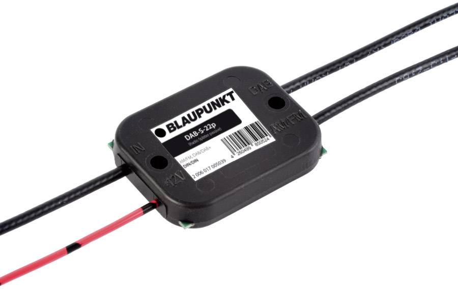 Obdélníkové elektronické zařízení s nápisem 'BLAUPUNKT DAB5-22p', připojené pomocí dvou černých kabelů.