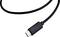 Černý USB-C kabel na bílém pozadí.