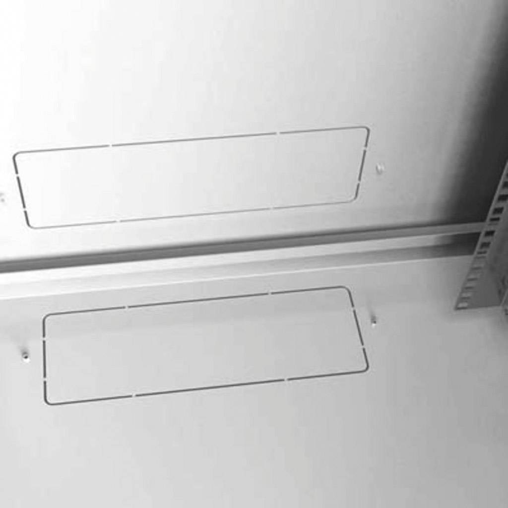 Kovová deska s obdélníkovými výřezy a drážkami, pravděpodobně součást technického nebo průmyslového zařízení.