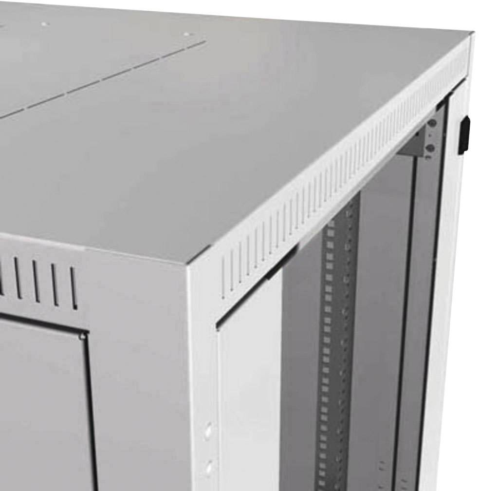 Prázdná šedá síťová rack skříň s větracími otvory po stranách, vhodná pro umístění serverů nebo síťových zařízení.