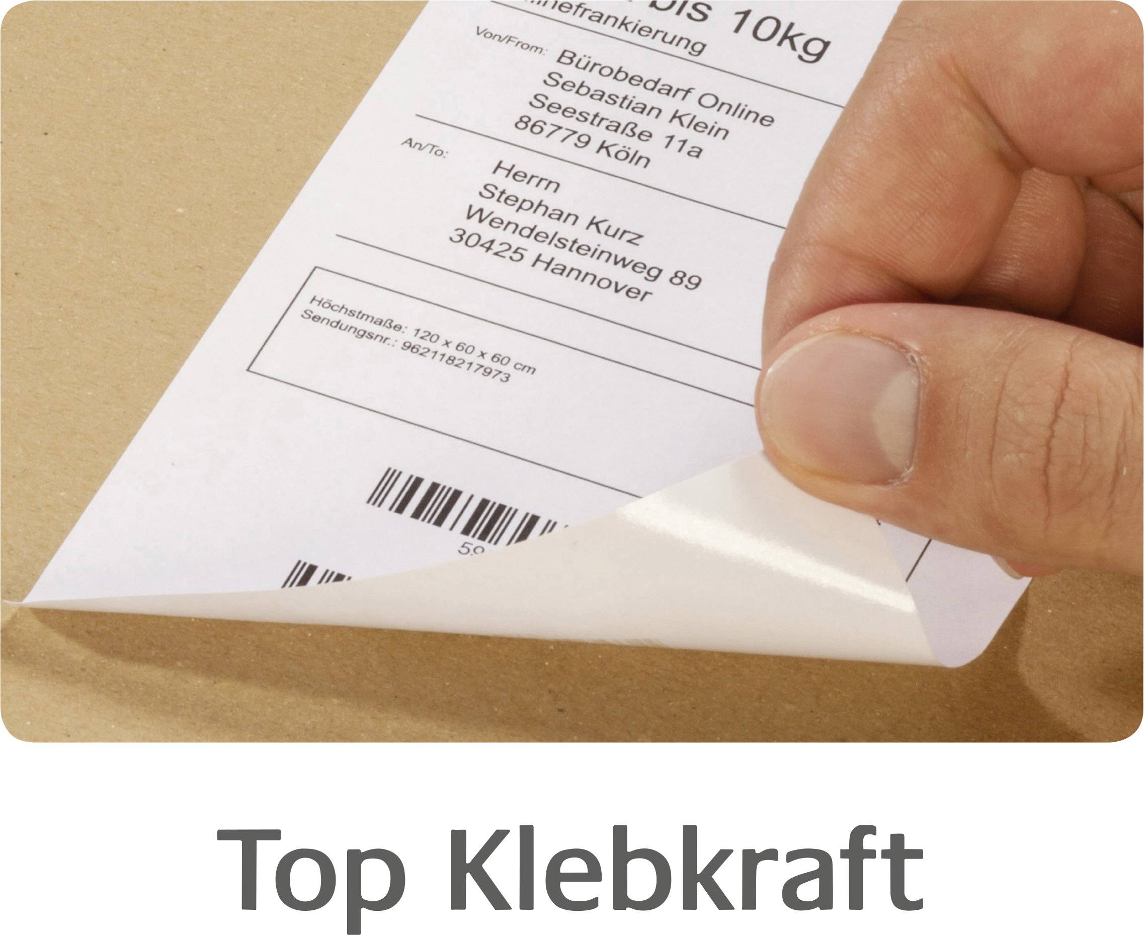 List je stažen z kartonu. Na listu je napsána dodací adresa. Pod ní text 'Mimořádná lepivost'.