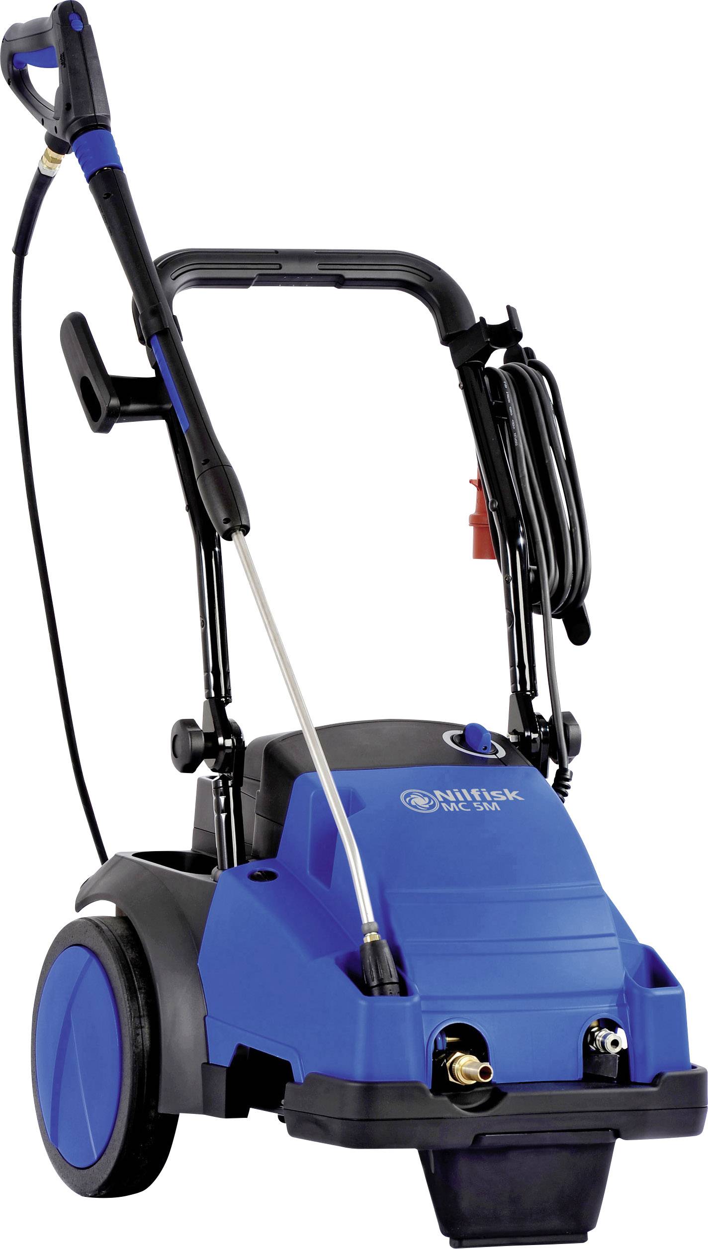 Modrý vysokotlaký čistič s kolečky, rukojetí, hadicí a postřikovou tryskou. Navržený pro čištění povrchů.